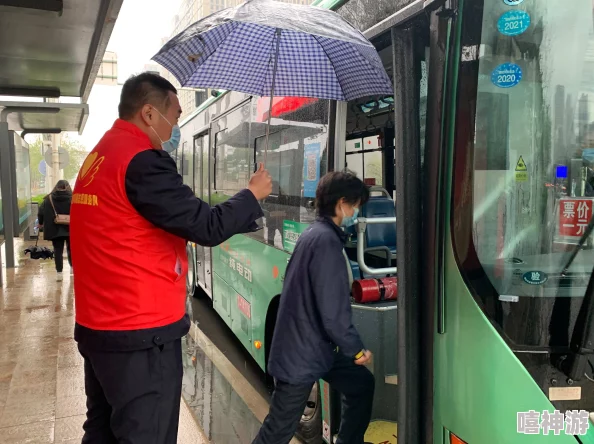 雨中公交李艳乘客互助传递温情彰显人间大爱